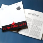 Aufgeschlagenes Magazin mit Titelcover "schreibkraft" und geöffneter Artikelseite "Moral, Macht, Kontrolle".