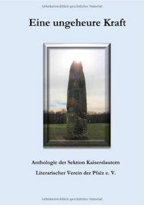 Buchcover der Anthologie „Eine ungeheure Kraft“ des Literarischen Vereins der Pfalz mit einem aufragenden Monolithen im Gegenlicht