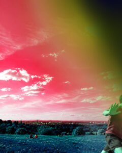 Surreale Landschaft unter einem stark verfremdeten Himmel in Rot, Pink, Gelb und Grün; rechts läuft ein angeschnittener Mensch mit erhobener Hand aus dem Bild.