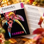 Die Zeitschrift PalatinArt 06/2026 zum Thema Farben liegt vor einer aufgeschlagenen Seite mit Johann Seidls Essay über Goethes Farbenlehre, umgeben von herbstlich verschwommenen Blättern.
